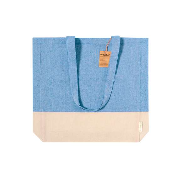 Bolsa en material 100% algodón reciclado de 120 g/m2. Asas largas de 70cm con refuerzo, de acabado cosido y fuelle. Logotipo en etiqueta lateral y resistencia hasta 8 kg de peso. Disponible en variada gama de colores nature con base de color natural.