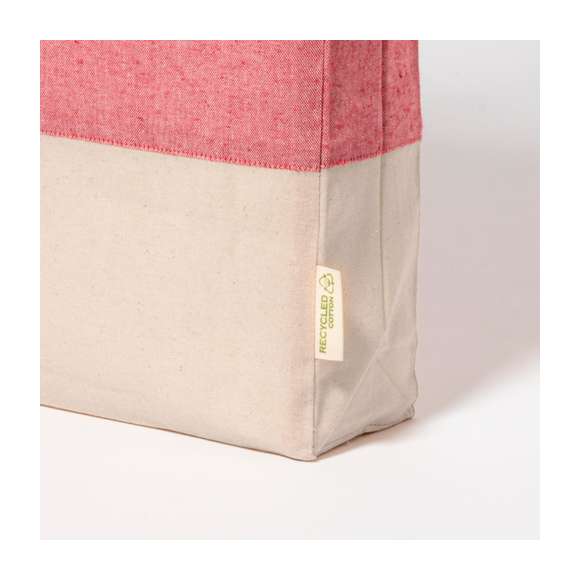 Bolsa en material 100% algodón reciclado de 120 g/m2. Asas largas de 70cm con refuerzo, de acabado cosido y fuelle. Logotipo en etiqueta lateral y resistencia hasta 8 kg de peso. Disponible en variada gama de colores nature con base de color natural.