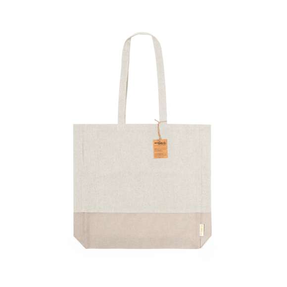 Bolsa en material 100% algodón reciclado de 120 g/m2. Asas largas de 70cm con refuerzo, de acabado cosido y fuelle. Logotipo en etiqueta lateral y resistencia hasta 8 kg de peso. Disponible en variada gama de colores nature con base de color natural.