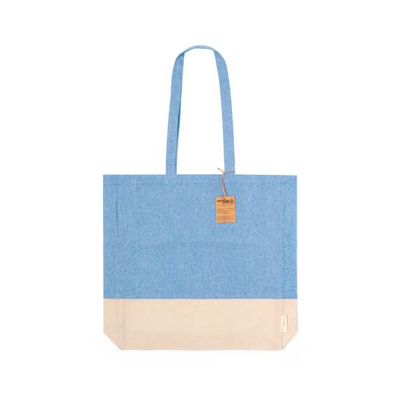 Bolsa en material 100% algodón reciclado de 120 g/m2. Asas largas de 70cm con refuerzo, de acabado cosido y fuelle. Logotipo en etiqueta lateral y resistencia hasta 8 kg de peso. Disponible en variada gama de colores nature con base de color natural.