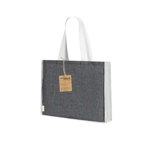Bolsa en material 100% algodón reciclado de 140 g/m2 en combinación con el yute. Asas largas de 70cm con refuerzo, de acabado cosido y fuelle de yute. Logotipo en etiqueta lateral y resistencia hasta 8 kg de peso. Disponible en variada gama de colores nature con base de color natural.