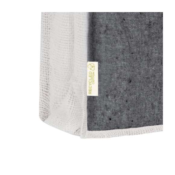 Bolsa en material 100% algodón reciclado de 140 g/m2 en combinación con el yute. Asas largas de 70cm con refuerzo, de acabado cosido y fuelle de yute. Logotipo en etiqueta lateral y resistencia hasta 8 kg de peso. Disponible en variada gama de colores nature con base de color natural.
