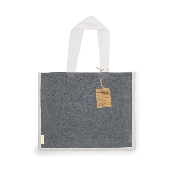 Bolsa en material 100% algodón reciclado de 140 g/m2 en combinación con el yute. Asas largas de 70cm con refuerzo, de acabado cosido y fuelle de yute. Logotipo en etiqueta lateral y resistencia hasta 8 kg de peso. Disponible en variada gama de colores nature con base de color natural.