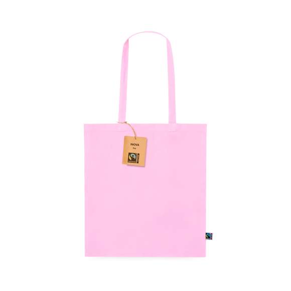 Bolsa de línea nature, fabricada en 100% algodón de 180g/m2. Con certificación Fairtrade (Comercio Justo) un sistema comercial solidario y alternativo al convencional que persigue el desarrollo de los pueblos y la lucha contra la pobreza. De acabado cosido, con asas largas de 70cm y resistencia hasta 6kg de peso. Disponible en diferentes y alegres colores. Incluida etiqueta Fairtrade y etiqueta con logotipo en cartón reciclado.