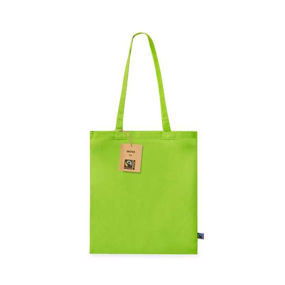 Bolsa de línea nature, fabricada en 100% algodón de 180g/m2. Con certificación Fairtrade (Comercio Justo) un sistema comercial solidario y alternativo al convencional que persigue el desarrollo de los pueblos y la lucha contra la pobreza. De acabado cosido, con asas largas de 70cm y resistencia hasta 6kg de peso. Disponible en diferentes y alegres colores. Incluida etiqueta Fairtrade y etiqueta con logotipo en cartón reciclado.
