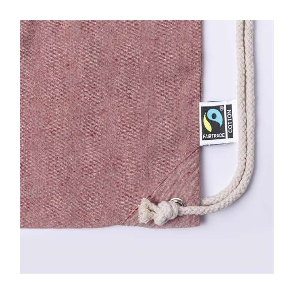 Mochila de cuerdas de línea nature, fabricada en 100% algodón de 140g/m2. Con certificación Fairtrade (Comercio Justo) un sistema comercial solidario y alternativo al convencional que persigue el desarrollo de los pueblos y la lucha contra la pobreza. De acabado cosido, cordones de algodón color natural con argollas metálicas y asas de transporte. Disponible en distintos y llamativos colores. Resistencia hasta 6kg de peso. Incluida etiqueta Fairtrade y etiqueta con logotipo en cartón reciclado.