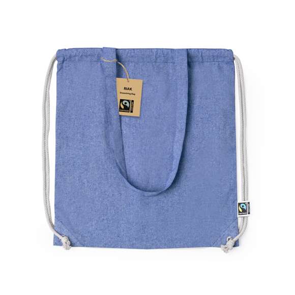 Mochila de cuerdas de línea nature, fabricada en 100% algodón de 140g/m2. Con certificación Fairtrade (Comercio Justo) un sistema comercial solidario y alternativo al convencional que persigue el desarrollo de los pueblos y la lucha contra la pobreza. De acabado cosido, cordones de algodón color natural con argollas metálicas y asas de transporte. Disponible en distintos y llamativos colores. Resistencia hasta 6kg de peso. Incluida etiqueta Fairtrade y etiqueta con logotipo en cartón reciclado.