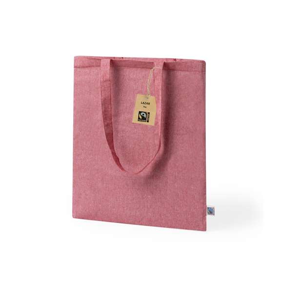 Bolsa de línea nature, fabricada en 100% algodón de 120g/m2. Con certificación Fairtrade (Comercio Justo) un sistema comercial solidario y alternativo al convencional que persigue el desarrollo de los pueblos y la lucha contra la pobreza. De acabado cosido, con asas largas de 70cm y resistencia hasta 7kg de peso. Disponible en diferentes y alegres colores. Incluida etiqueta Fairtrade y etiqueta con logotipo en cartón reciclado.