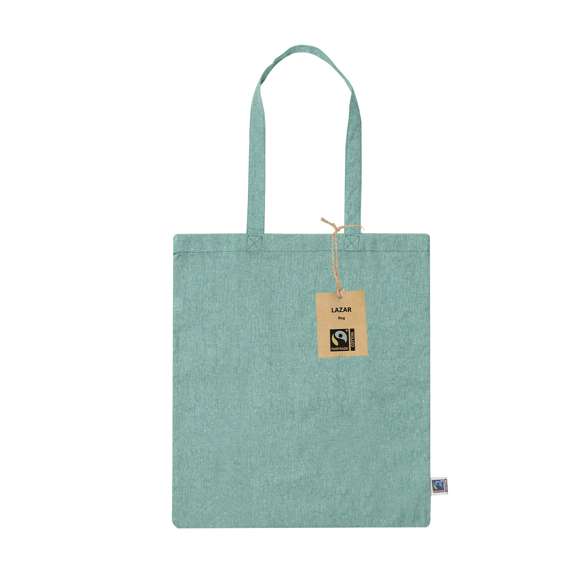 Bolsa de línea nature, fabricada en 100% algodón de 120g/m2. Con certificación Fairtrade (Comercio Justo) un sistema comercial solidario y alternativo al convencional que persigue el desarrollo de los pueblos y la lucha contra la pobreza. De acabado cosido, con asas largas de 70cm y resistencia hasta 7kg de peso. Disponible en diferentes y alegres colores. Incluida etiqueta Fairtrade y etiqueta con logotipo en cartón reciclado.