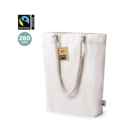 Bolsa de línea nature, fabricada en 100% algodón de 280g/m2 de color natural. Con certificación Fairtrade (Comercio Justo) un sistema comercial solidario y alternativo al convencional que persigue el desarrollo de los pueblos y la lucha contra la pobreza. De acabado cosido, asas en forma de cuerda y argollas para mayor firmeza. Resistencia hasta 10kg de peso. Incluida etiqueta Fairtrade y etiqueta con logotipo en cartón reciclado.