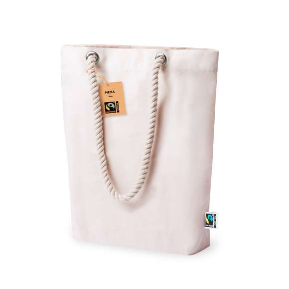 Bolsa de línea nature, fabricada en 100% algodón de 280g/m2 de color natural. Con certificación Fairtrade (Comercio Justo) un sistema comercial solidario y alternativo al convencional que persigue el desarrollo de los pueblos y la lucha contra la pobreza. De acabado cosido, asas en forma de cuerda y argollas para mayor firmeza. Resistencia hasta 10kg de peso. Incluida etiqueta Fairtrade y etiqueta con logotipo en cartón reciclado.