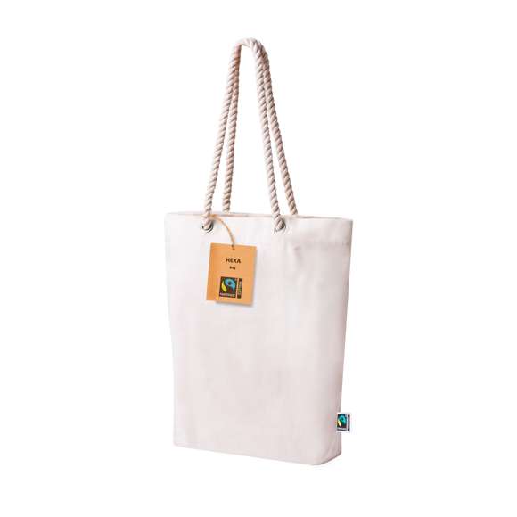 Bolsa de línea nature, fabricada en 100% algodón de 280g/m2 de color natural. Con certificación Fairtrade (Comercio Justo) un sistema comercial solidario y alternativo al convencional que persigue el desarrollo de los pueblos y la lucha contra la pobreza. De acabado cosido, asas en forma de cuerda y argollas para mayor firmeza. Resistencia hasta 10kg de peso. Incluida etiqueta Fairtrade y etiqueta con logotipo en cartón reciclado.