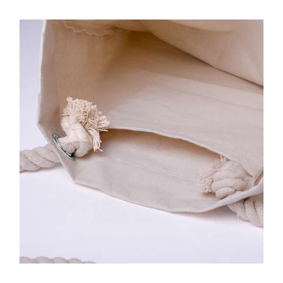 Bolsa de línea nature, fabricada en 100% algodón de 280g/m2 de color natural. Con certificación Fairtrade (Comercio Justo) un sistema comercial solidario y alternativo al convencional que persigue el desarrollo de los pueblos y la lucha contra la pobreza. De acabado cosido, asas en forma de cuerda y argollas para mayor firmeza. Resistencia hasta 10kg de peso. Incluida etiqueta Fairtrade y etiqueta con logotipo en cartón reciclado.