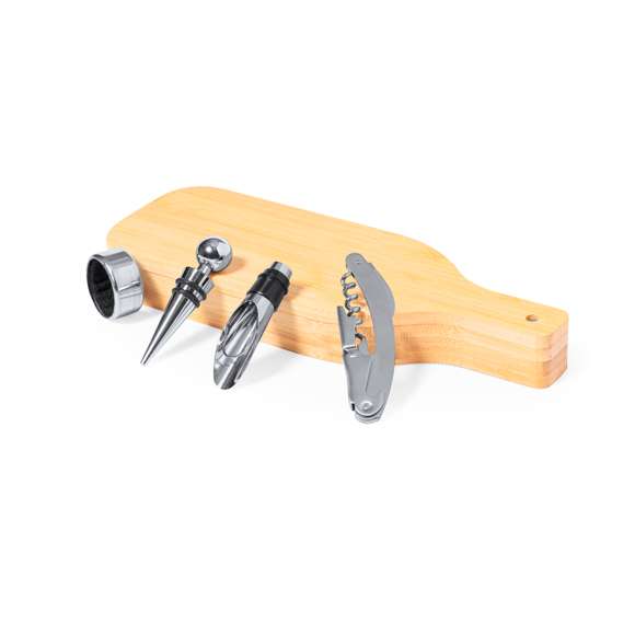 Set de vinos presentado en un diseño inspirado en botella de vino y tallado en bambú, con accesorios en acero inox. Incluye sacacorchos de 2 tiempos con cortacápsulas y abridor; tapón, dosificador y recogegotas. Presentado en estuche individual de bambú con interior troquelado.