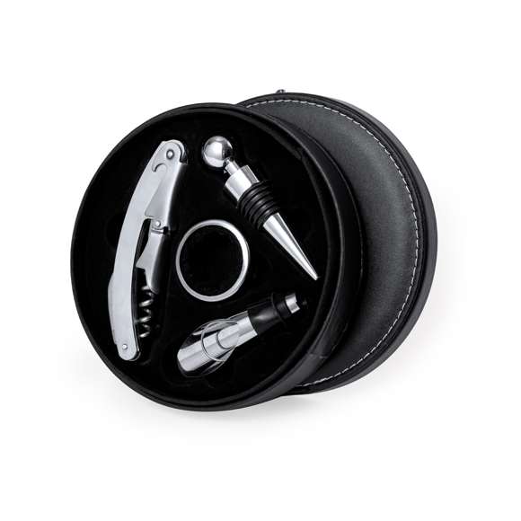 Set de vinos de elegante diseño circular acabado en polipiel, con accesorios de acero inox. Incluye sacacorchos de 2 tiempos con cortacápsulas y abridor; tapón, dosificador y recogegotas. Presentado en estuche individual de polipiel con interior en suave espuma troquelada de color negro.