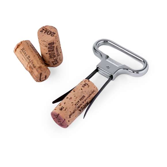 Original sacacorchos con innovador mecanismo de extracción sin perforar el corcho, evitando la contaminación del vino o de cualquier otro líquido contenido en la botella. Fabricado en resistente acero inox, con funda en ABS de elegante color negro. Presentado en caja de diseño individual.