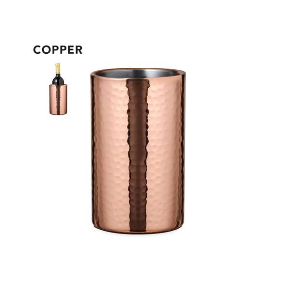 Elegante enfriador de 1 l de capacidad, fabricado en acero inox con recubrimiento de cobre galvanizado. Con original diseño en acabado brillo, es un perfecto accesorio para presentar con estilo las bebidas frías. Presentado en una exclusiva caja individual de diseño negra.