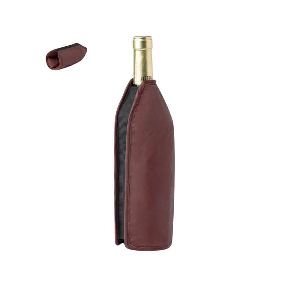 Enfriador de botellas de práctico diseño. Adaptable a cualquier tipo de botella mediante su banda elástica negra que va desde la parte superior a la inferior. Es perfecto para meter en el congelador y mantener la temperatura de la botella durante más tiempo. Disponible en variada gama de colores y presentado en una bolsa de papel reciclada.