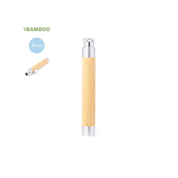 Original petaca de 45 ml fabricada en bambú y acero inox. Diseño distinguido por su forma cilíndrica y su tapón a rosca. Presentada en una caja individual de diseño kraft. Materiales como el bambú fomentan la utilización de materias primas naturales, reduciendo las emisiones contaminantes. Proviene de una planta de gran resistencia y versatilidad, con crecimiento y regeneración rápidos, siendo una excelente alternativa al uso de madera tradicional.