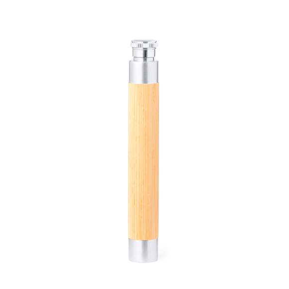 Original petaca de 45 ml fabricada en bambú y acero inox. Diseño distinguido por su forma cilíndrica y su tapón a rosca. Presentada en una caja individual de diseño kraft. Materiales como el bambú fomentan la utilización de materias primas naturales, reduciendo las emisiones contaminantes. Proviene de una planta de gran resistencia y versatilidad, con crecimiento y regeneración rápidos, siendo una excelente alternativa al uso de madera tradicional.