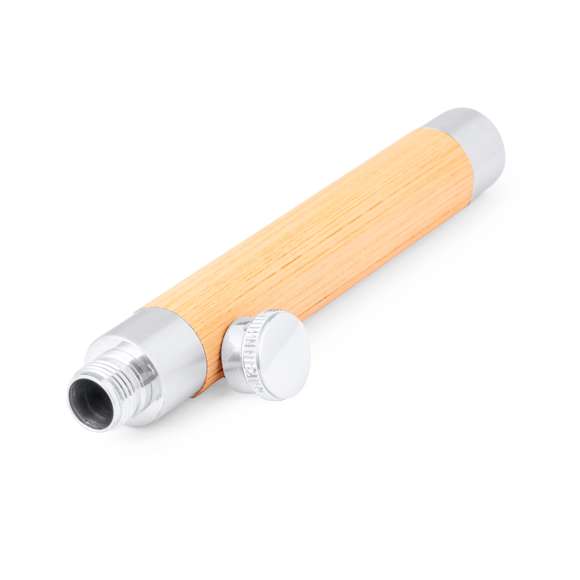 Original petaca de 45 ml fabricada en bambú y acero inox. Diseño distinguido por su forma cilíndrica y su tapón a rosca. Presentada en una caja individual de diseño kraft. Materiales como el bambú fomentan la utilización de materias primas naturales, reduciendo las emisiones contaminantes. Proviene de una planta de gran resistencia y versatilidad, con crecimiento y regeneración rápidos, siendo una excelente alternativa al uso de madera tradicional.