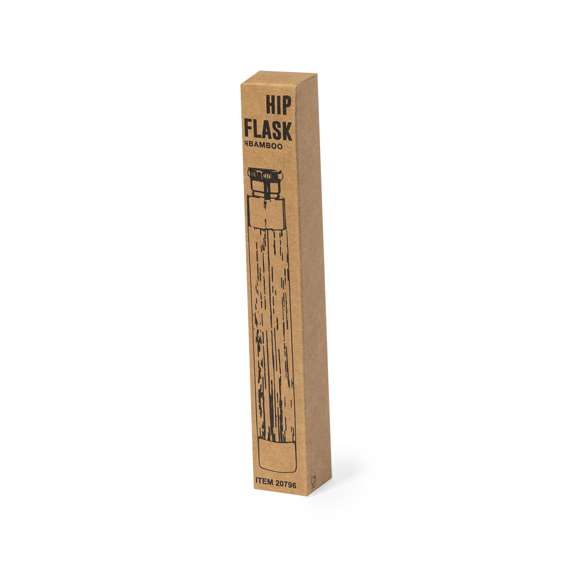 Original petaca de 45 ml fabricada en bambú y acero inox. Diseño distinguido por su forma cilíndrica y su tapón a rosca. Presentada en una caja individual de diseño kraft. Materiales como el bambú fomentan la utilización de materias primas naturales, reduciendo las emisiones contaminantes. Proviene de una planta de gran resistencia y versatilidad, con crecimiento y regeneración rápidos, siendo una excelente alternativa al uso de madera tradicional.