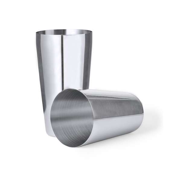 Coctelera de 500 ml fabricada en acero inox. Fabulosa coctelera compuesta de dos vasos en acero inox que encajan entre sí para un perfecto sellado, para preparar bebidas refrescantes. Presentada en caja de diseño kraft.