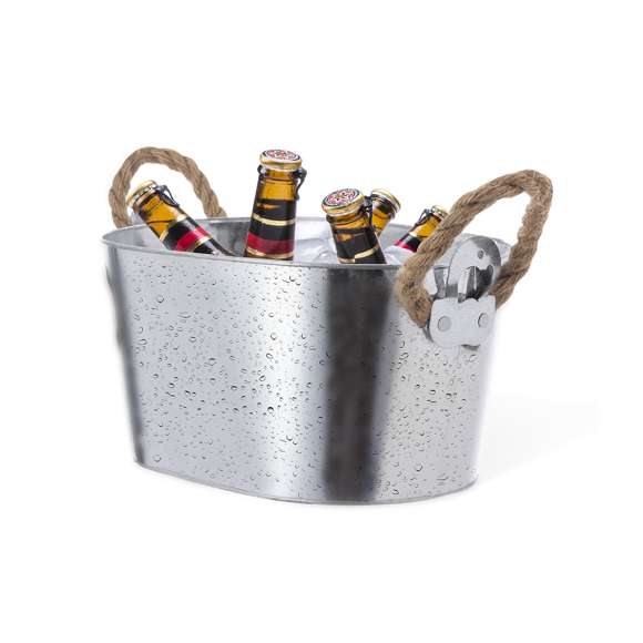 Fantástico cubo metálico de 6l de capacidad para conservar bebidas frías. Fusión perfecta entre estilo y utilidad por sus abridores fijos en los extremos y una gran capacidad. De diseño robusto, con asas de cuerda para fácil transporte.