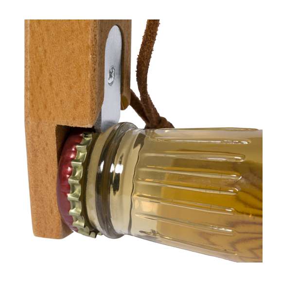 Original abridor de botellas en madera. Diseño ecológico fabricado en suave madera natural con pestaña metálica para una sujeción firme de la chapa, con práctico cordón para engancharlo cómodamente. Presentado en una caja de diseño kraft.