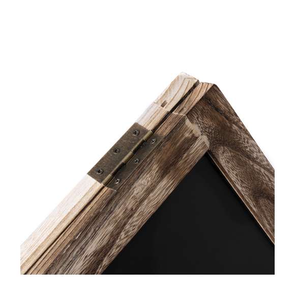 Versátil pizarra fabricada en madera. Diseñada para adaptarse a cualquier entorno y fácil de transportar gracias a su forma plegable. Amplia superficie para la escritura en ambas caras, con un tamaño total de 106 cm de alto y 59 cm de ancho. Presentada en caja de diseño kraft.