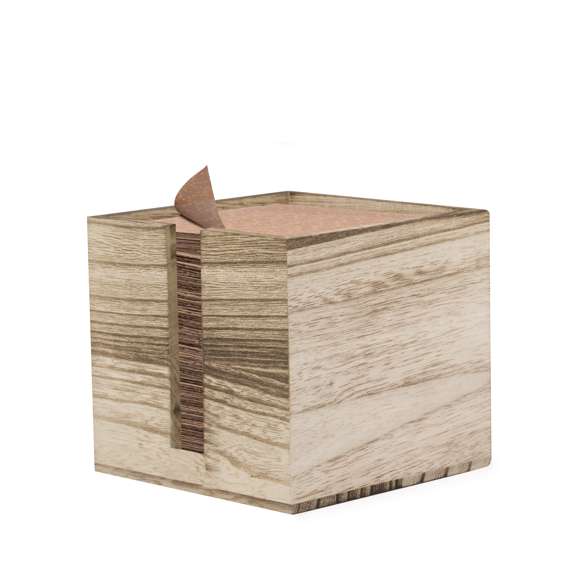 Práctico servilletero fabricado en madera. De diseño industrial, fabricado en suave madera natural con ranura en un lateral para poder coger las servillas con facilidad. Presentado en caja de diseño kraft.