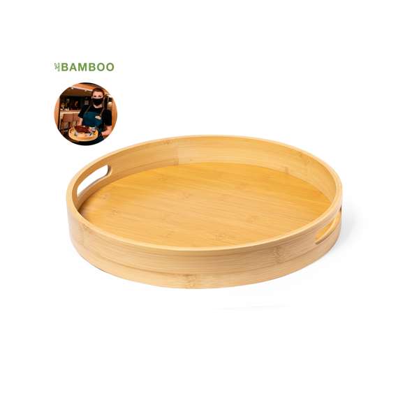 Bandeja fabricada en bambú. De diseño ecológico, fabricada en suave bambú natural para llevar bebidas cómodamente gracias a sus asas troqueladas en los bordes. Presentado en una caja de diseño kraft. Materiales como el bambú fomentan la utilización de materias primas naturales, reduciendo las emisiones contaminantes. Proviene de una planta de gran resistencia y versatilidad, con crecimiento y regeneración rápidos, siendo una excelente alternativa al uso de madera tradicional.
