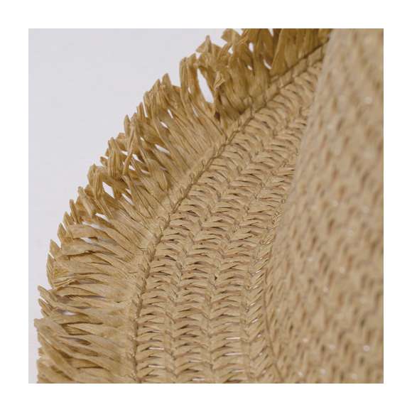 Elegante sombrero confeccionado en paja de papel. Disponible en colores naturales con bordes terminado en flecos. Incluye cinta confortable en el interior, además de otra cinta ajustable.