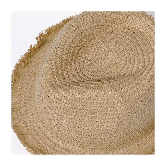 Elegante sombrero confeccionado en paja de papel. Disponible en colores naturales con bordes terminado en flecos. Incluye cinta confortable en el interior, además de otra cinta ajustable.