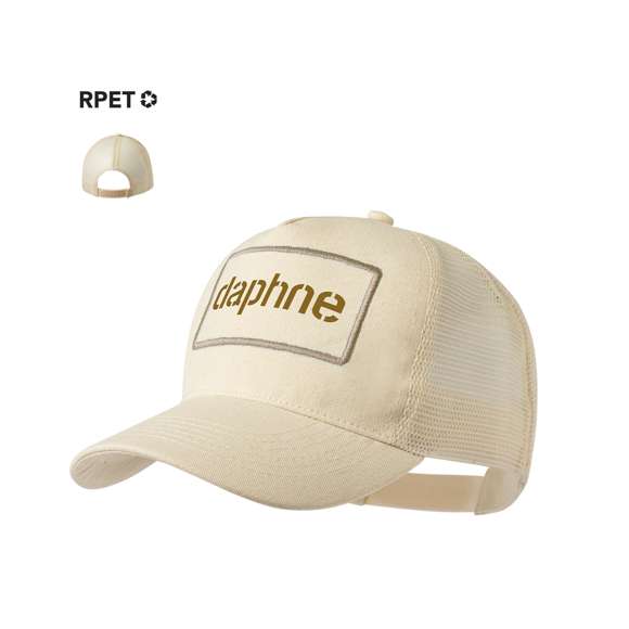 Gorra de 5 paneles tipo trucker fabricada en resistente poliéster RPET. Con marco frontal cosido, parte trasera de redecilla y cierre ajustable de plástico a juego en color natural. Con etiqueta distintiva de RPET. El material RPET se elabora a partir de plástico reciclado, para así fomentar la reutilización de residuos plásticos y ayudar a la sostenibilidad del planeta.