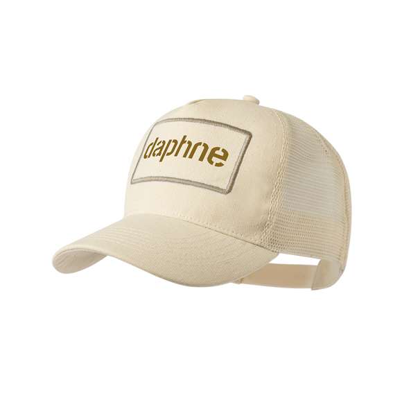 Gorra de 5 paneles tipo trucker fabricada en resistente poliéster RPET. Con marco frontal cosido, parte trasera de redecilla y cierre ajustable de plástico a juego en color natural. Con etiqueta distintiva de RPET. El material RPET se elabora a partir de plástico reciclado, para así fomentar la reutilización de residuos plásticos y ayudar a la sostenibilidad del planeta.