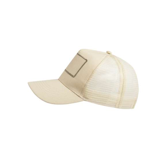 Gorra de 5 paneles tipo trucker fabricada en resistente poliéster RPET. Con marco frontal cosido, parte trasera de redecilla y cierre ajustable de plástico a juego en color natural. Con etiqueta distintiva de RPET. El material RPET se elabora a partir de plástico reciclado, para así fomentar la reutilización de residuos plásticos y ayudar a la sostenibilidad del planeta.