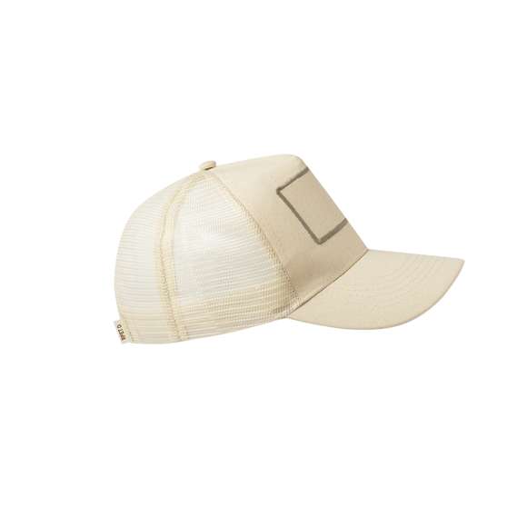 Gorra de 5 paneles tipo trucker fabricada en resistente poliéster RPET. Con marco frontal cosido, parte trasera de redecilla y cierre ajustable de plástico a juego en color natural. Con etiqueta distintiva de RPET. El material RPET se elabora a partir de plástico reciclado, para así fomentar la reutilización de residuos plásticos y ayudar a la sostenibilidad del planeta.