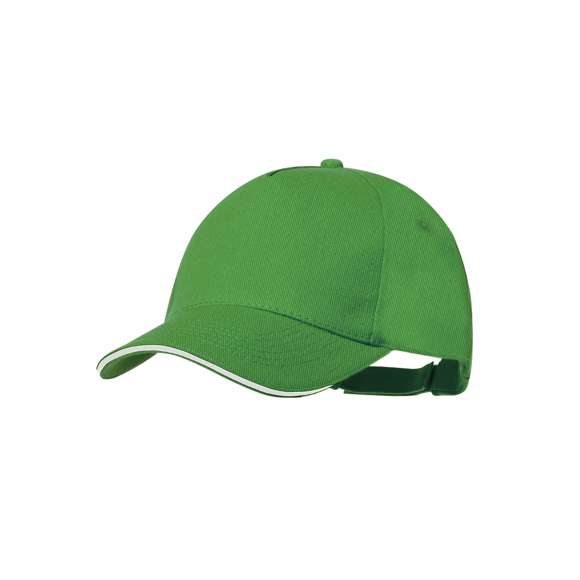 Gorra de 5 paneles en material poliéster RPET. En variada gama de vivos colores, con sandwich en color y acolchado en visera. Orificios de ventilación bordados y cierre ajustable de velcro. Con etiqueta distintiva RPET. El material RPET se elabora a partir de plástico reciclado, para así fomentar la reutilización de residuos plásticos y ayudar a la sostenibilidad del planeta.