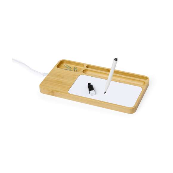 Cargador organizador inalámbrico 15W de línea nature. Con función soporte para smartphone y compartimento extra para objetos. Pizarra para notas integrada y rotulador en tinta negra con borrador en la capucha. Amplia superficie de marcaje y presentado en caja individual de diseño eco en cartón kraft. Disponible manual de instrucciones en español e inglés.Materiales como el bambú fomentan la utilización de materias primas naturales, reduciendo las emisiones contaminantes. Proviene de una planta de gran resistencia y versatilidad, con crecimiento y regeneración rápidos, siendo una excelente alternativa al uso de madera tradicional.Fabricado conforme a los estándares RoHS y en cumplimiento con los siguientes requisitos de seguridad: Sistema de protección contra sobrecalentamiento. Sistema de protección contra sobrecarga. Sistema de bloqueo para evitar cortocircuitos.