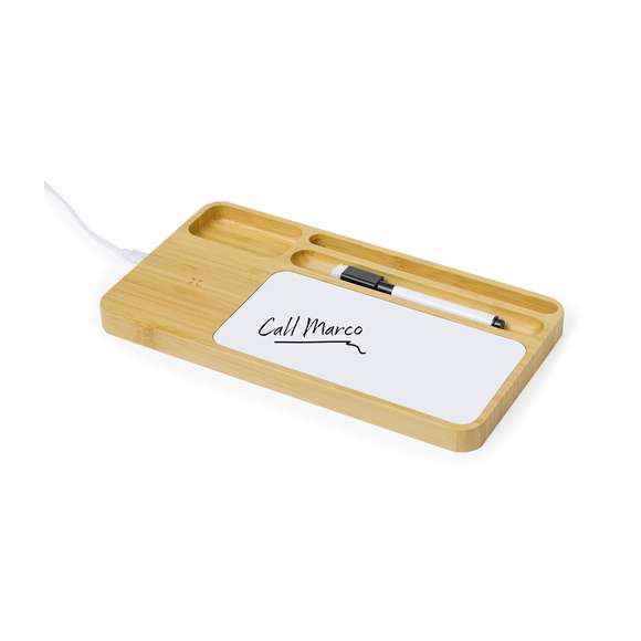 Cargador organizador inalámbrico 15W de línea nature. Con función soporte para smartphone y compartimento extra para objetos. Pizarra para notas integrada y rotulador en tinta negra con borrador en la capucha. Amplia superficie de marcaje y presentado en caja individual de diseño eco en cartón kraft. Disponible manual de instrucciones en español e inglés.Materiales como el bambú fomentan la utilización de materias primas naturales, reduciendo las emisiones contaminantes. Proviene de una planta de gran resistencia y versatilidad, con crecimiento y regeneración rápidos, siendo una excelente alternativa al uso de madera tradicional.Fabricado conforme a los estándares RoHS y en cumplimiento con los siguientes requisitos de seguridad: Sistema de protección contra sobrecalentamiento. Sistema de protección contra sobrecarga. Sistema de bloqueo para evitar cortocircuitos.