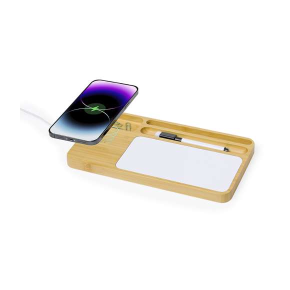Cargador organizador inalámbrico 15W de línea nature. Con función soporte para smartphone y compartimento extra para objetos. Pizarra para notas integrada y rotulador en tinta negra con borrador en la capucha. Amplia superficie de marcaje y presentado en caja individual de diseño eco en cartón kraft. Disponible manual de instrucciones en español e inglés.Materiales como el bambú fomentan la utilización de materias primas naturales, reduciendo las emisiones contaminantes. Proviene de una planta de gran resistencia y versatilidad, con crecimiento y regeneración rápidos, siendo una excelente alternativa al uso de madera tradicional.Fabricado conforme a los estándares RoHS y en cumplimiento con los siguientes requisitos de seguridad: Sistema de protección contra sobrecalentamiento. Sistema de protección contra sobrecarga. Sistema de bloqueo para evitar cortocircuitos.