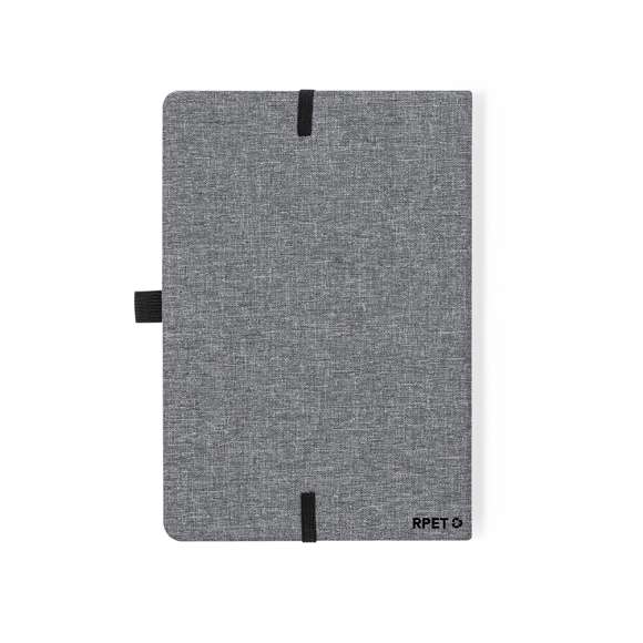 Bloc de notas cargador tamaño A5 y fabricado en resistente poliéster 300D RPET. Portada con detalle en bambú y cargador inalámbrico de 15W integrado, compatible con smartphones con tecnología de carga inalámbrica. Incluido cable de carga Tipo C y disponible manual de instrucciones en español e inglés. Con 80 hojas interiores de disposición a una raya y presentado en bolsa de papel reciclado. El material RPET se elabora a partir de plástico reciclado, para así fomentar la reutilización de residuos plásticos y ayudar a la sostenibilidad del planeta.Materiales como el bambú fomentan la utilización de materias primas naturales, reduciendo las emisiones contaminantes. Proviene de una planta de gran resistencia y versatilidad, con crecimiento y regeneración rápidos, siendo una excelente alternativa al uso de madera tradicional.Fabricado conforme a los estándares RoHS y en cumplimiento con los siguientes requisitos de seguridad: Sistema de protección contra sobrecalentamiento. Sistema de protección contra sobrecarga. Sistema de bloqueo para evitar cortocircuitos.