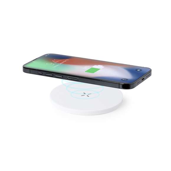 Cargador inalámbrico 15W de diseño circular fabricado en RABS. Compatible con dispositivos equipados con tecnología de carga inalámbrica Qi. Base antideslizante, con cable cargador Tipo C incluido. Presentado en caja individual de diseño kraft, con manual de instrucciones en español e inglés.El RABS es un plástico altamente reciclable de gran resistencia y con multitud de aplicaciones que lo convierten en una solución eco-friendly. Con certificación RCS, que garantiza el origen reciclado del mismo.Fabricado conforme a los estándares RoHS y en cumplimiento con los siguientes requisitos de seguridad:Sistema de protección contra sobrecalentamiento.Sistema de protección contra sobrecarga.Sistema de bloqueo para evitar cortocircuitos.