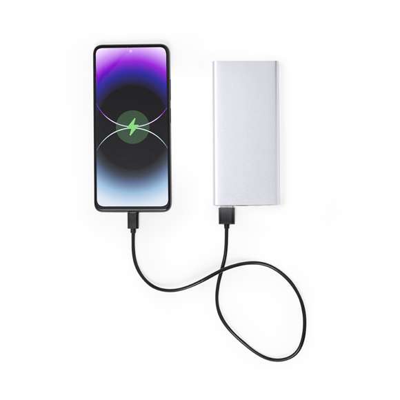Batería auxiliar externa de gran capacidad de carga -10.000 mAh- con cuerpo acabado en resistente aluminio. Con salidas USB y Tipo C dual para cargar tres dispositivos simultáneamente y 1 conexión para entrada Tipo C. LEDs indicadores de estado de carga, diseño recto extraplano y amplia superficie de marcaje, especialmente recomendada para láser. Presentada en atractiva caja de diseño kraft. Disponible manual de instrucciones en español e inglés.Las capacidades mostradas en todas nuestras baterías auxiliares externas son reales, incorporando todas ellas baterías de grado A y no recicladas, con una vida útil de al menos 500 ciclos de carga y según normativa CE. Además, están fabricadas conforme a los estándares RoHS y en cumplimiento con los siguientes requisitos de seguridad:Sistema de protección contra sobrecarga del power bank. Sistema de protección contra descarga completa que proporciona una mayor durabilidad del power bank. Sistema de bloqueo para evitar cortocircuitos. Sistema de transferencia de carga constante, acorde con la capacidad del dispositivo de destino.10000 mAh. Salida USB. Entrada Micro USB