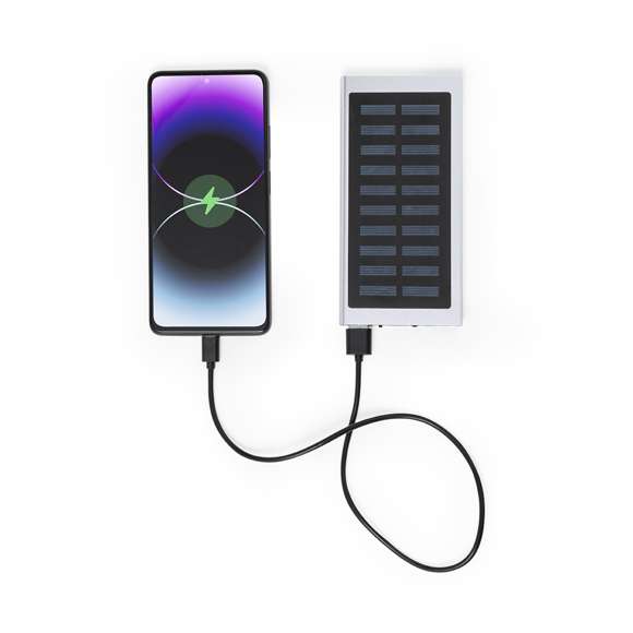 Batería auxiliar externa de recarga solar y de gran capacidad de carga -8.000 mAh-. Fabricada en aluminio, con conector de entrada/salida Tipo C y 2 salidas USB. Presentada en caja individual de diseño kraft. Disponible manual de instrucciones en español e inglés.Las capacidades mostradas en todas nuestras baterías auxiliares externas son reales, incorporando todas ellas baterías de grado A y no recicladas, con una vida útil de al menos 500 ciclos de carga y según normativa CE. Además, están fabricadas conforme a los estándares RoHS y en cumplimiento con los siguientes requisitos de seguridad:Sistema de protección contra sobrecarga del power bank.Sistema de protección contra descarga completa que proporciona una mayor durabilidad del power bank.Sistema de bloqueo para evitar cortocircuitos.Sistema de transferencia de carga constante, acorde con la capacidad del dispositivo de destino.