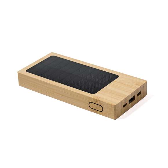 Batería auxiliar externa de recarga solar y 4.000 mAh de capacidad de carga. Fabricada en bambú, con conector de entrada/salida Tipo C y 2 salidas USB. Presentada en caja individual de diseño kraft. Disponible manual de instrucciones en español e inglés.Las capacidades mostradas en todas nuestras baterías auxiliares externas son reales, incorporando todas ellas baterías de grado A y no recicladas, con una vida útil de al menos 500 ciclos de carga y según normativa CE. Además, están fabricadas conforme a los estándares RoHS y en cumplimiento con los siguientes requisitos de seguridad:Sistema de protección contra sobrecarga del power bank.Sistema de protección contra descarga completa que proporciona una mayor durabilidad del power bank.Sistema de bloqueo para evitar cortocircuitos.Sistema de transferencia de carga constante, acorde con la capacidad del dispositivo de destino.