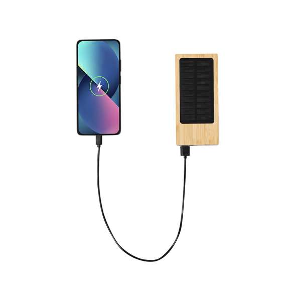 Batería auxiliar externa de recarga solar y 4.000 mAh de capacidad de carga. Fabricada en bambú, con conector de entrada/salida Tipo C y 2 salidas USB. Presentada en caja individual de diseño kraft. Disponible manual de instrucciones en español e inglés.Las capacidades mostradas en todas nuestras baterías auxiliares externas son reales, incorporando todas ellas baterías de grado A y no recicladas, con una vida útil de al menos 500 ciclos de carga y según normativa CE. Además, están fabricadas conforme a los estándares RoHS y en cumplimiento con los siguientes requisitos de seguridad:Sistema de protección contra sobrecarga del power bank.Sistema de protección contra descarga completa que proporciona una mayor durabilidad del power bank.Sistema de bloqueo para evitar cortocircuitos.Sistema de transferencia de carga constante, acorde con la capacidad del dispositivo de destino.