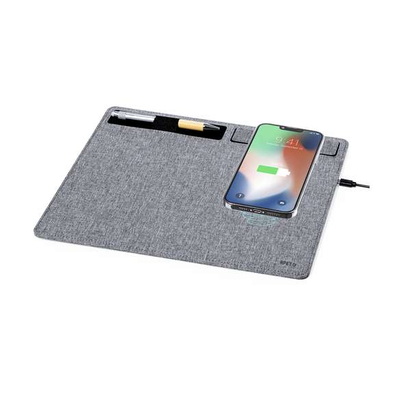 Elegante y funcional afombrilla fabricada en suave poliéster RPET. Con entrada Tipo C -cable negro Tipo C incluido- y cargador inalámbrico de 15W, compatible con dispositivos equipados con tecnología de carga inalámbrica Qi. Incluye soporte para smartphone y soporte para bolígrafos. Con base antideslizante que garantiza estabilidad y comodidad de uso. Incluye manual de instrucciones en español e inglés. Presentada en caja individual de diseño kraft y en bolsa reciclada.El material RPET se elabora a partir de plástico reciclado, para así fomentar la reutilización de residuos plásticos y ayudar a la sostenibilidad del planeta.Fabricado conforme a los estándares RoHS y en cumplimiento con los siguientes requisitos de seguridad:Sistema de protección contra sobrecalentamiento.Sistema de protección contra sobrecarga.Sistema de bloqueo para evitar cortocircuitos.
