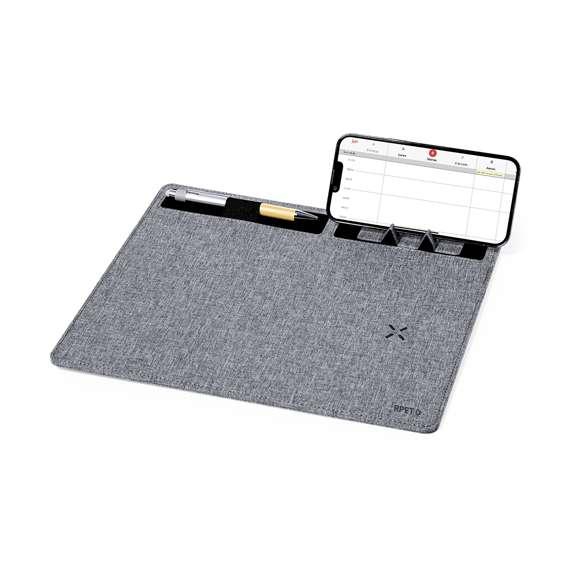 Elegante y funcional afombrilla fabricada en suave poliéster RPET. Con entrada Tipo C -cable negro Tipo C incluido- y cargador inalámbrico de 15W, compatible con dispositivos equipados con tecnología de carga inalámbrica Qi. Incluye soporte para smartphone y soporte para bolígrafos. Con base antideslizante que garantiza estabilidad y comodidad de uso. Incluye manual de instrucciones en español e inglés. Presentada en caja individual de diseño kraft y en bolsa reciclada.El material RPET se elabora a partir de plástico reciclado, para así fomentar la reutilización de residuos plásticos y ayudar a la sostenibilidad del planeta.Fabricado conforme a los estándares RoHS y en cumplimiento con los siguientes requisitos de seguridad:Sistema de protección contra sobrecalentamiento.Sistema de protección contra sobrecarga.Sistema de bloqueo para evitar cortocircuitos.